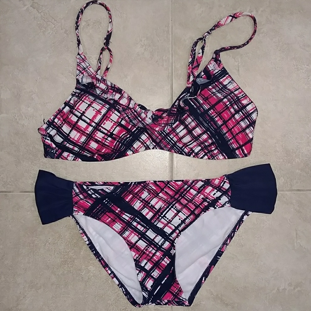 SOLD Women's / Juniors ruffle bikini 👙